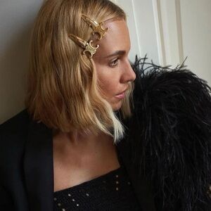 Elegant Gold  Plate no turn Hair Clips 3 in long  
Gold plate 1 pair (2) clips